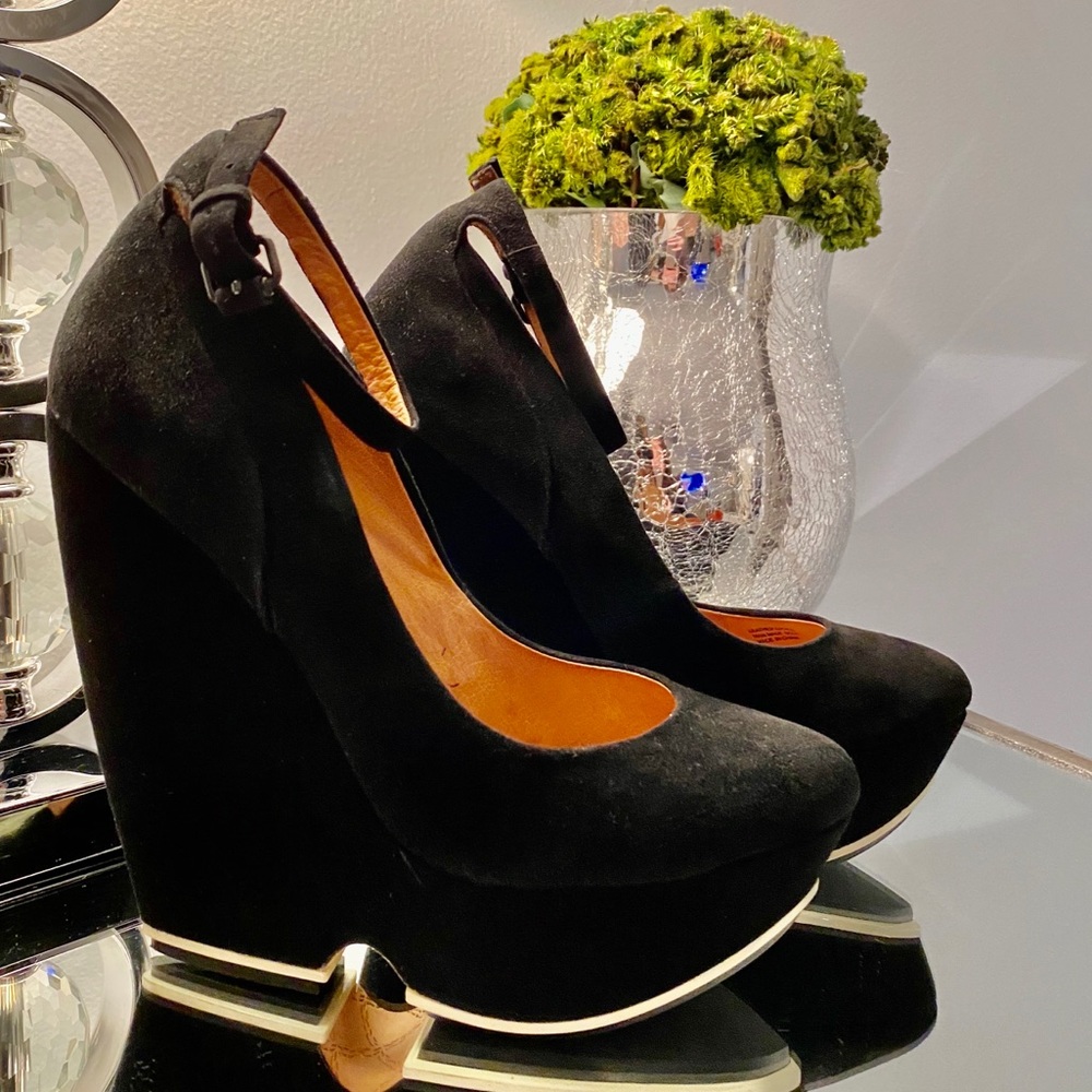 GORGEOUS L.A.M.B SUEDE HEELS